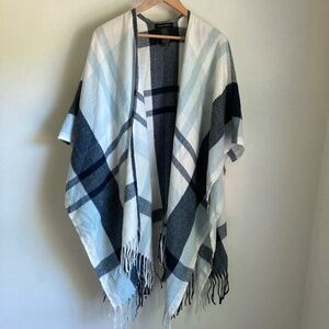 New Banana republic women’s poncho with some wool Cashmere blend